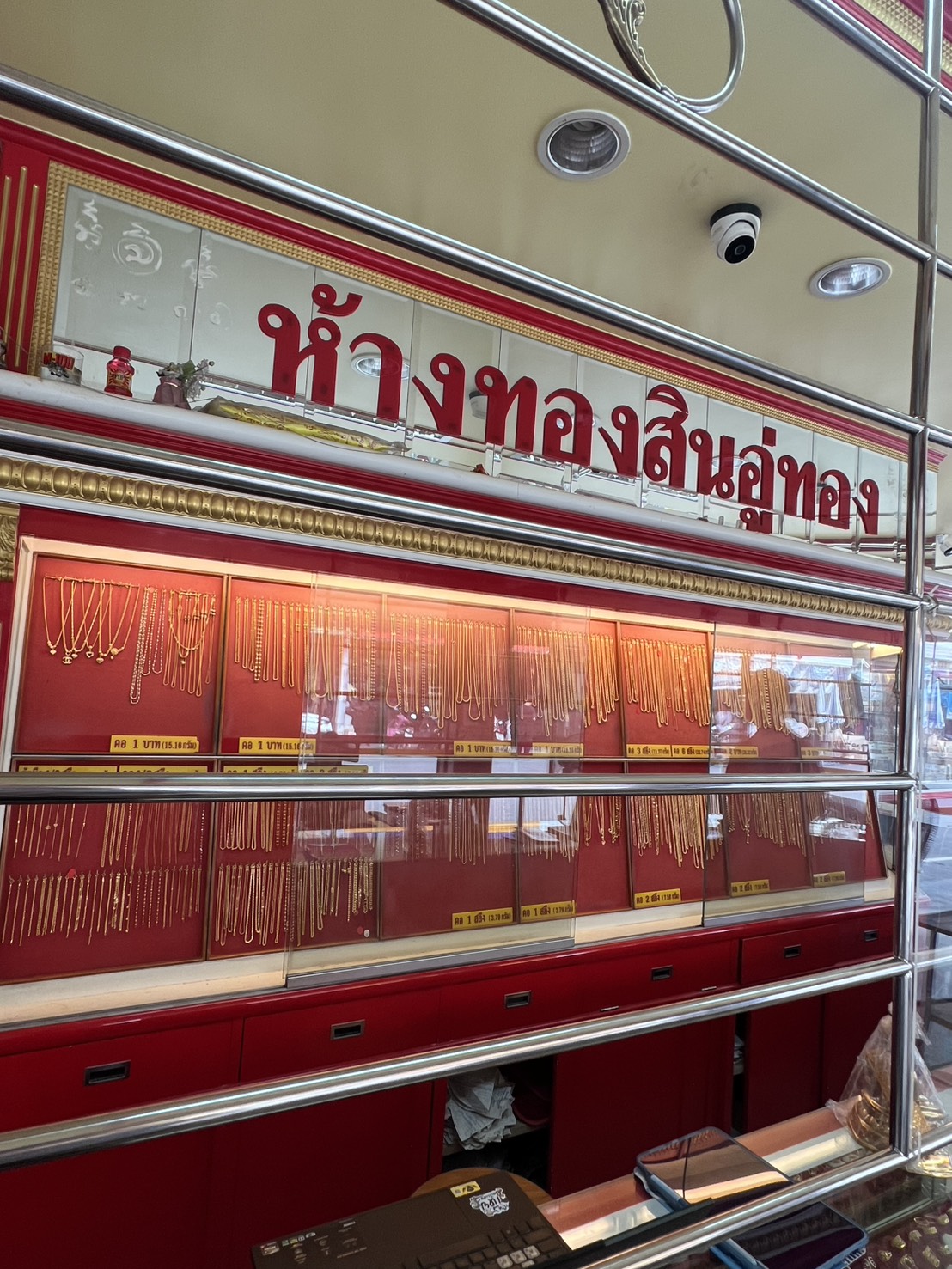 ภายในร้านทองสินอู่ทอง แม่เหรียญพอ